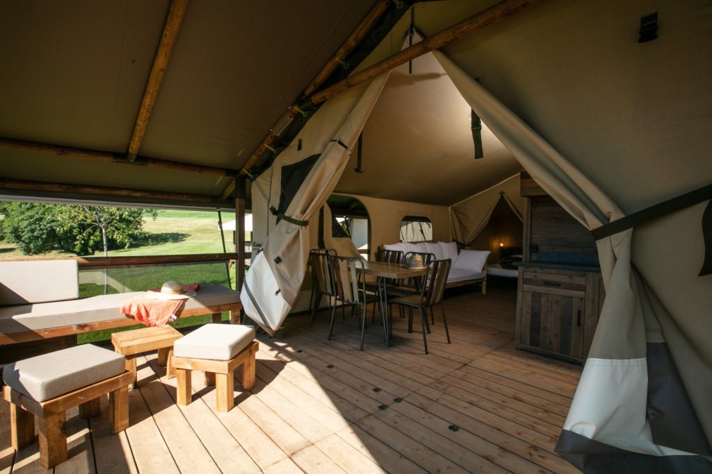 Découvrez le confort intérieur de la Tente Kenya au Camping Annecy